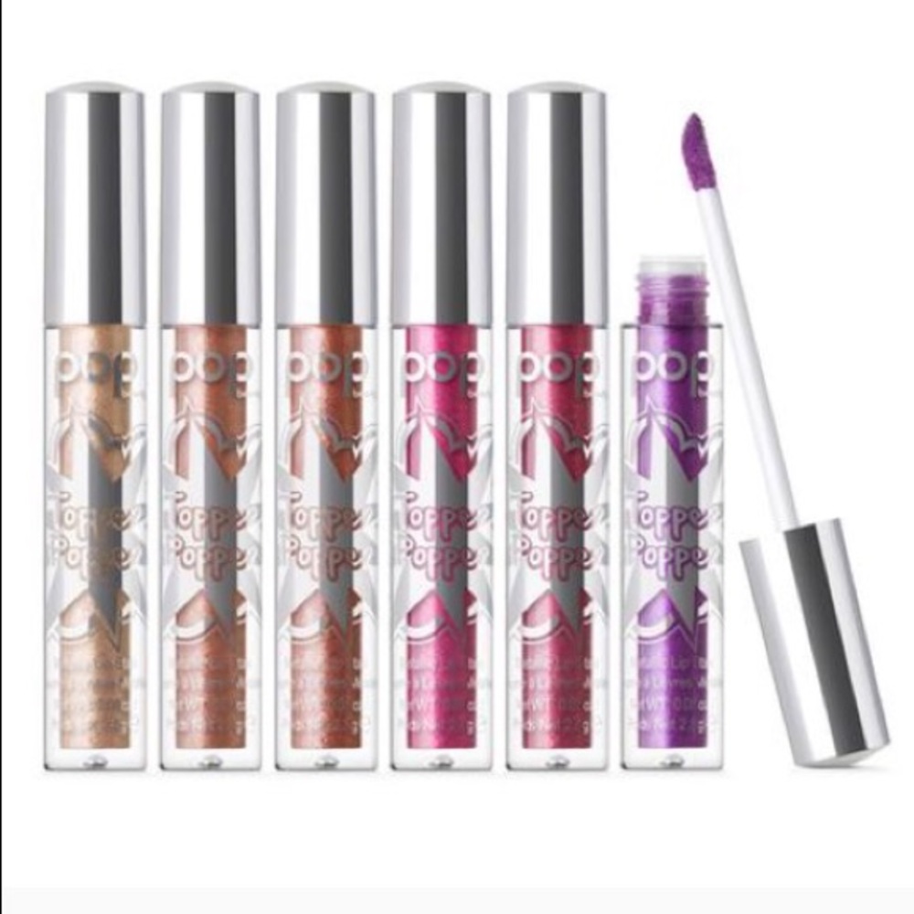 2 Topper Poppers in Cream Popper & Peach Popper.